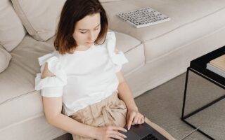 dziewczyna z laptopem w białej bluzce